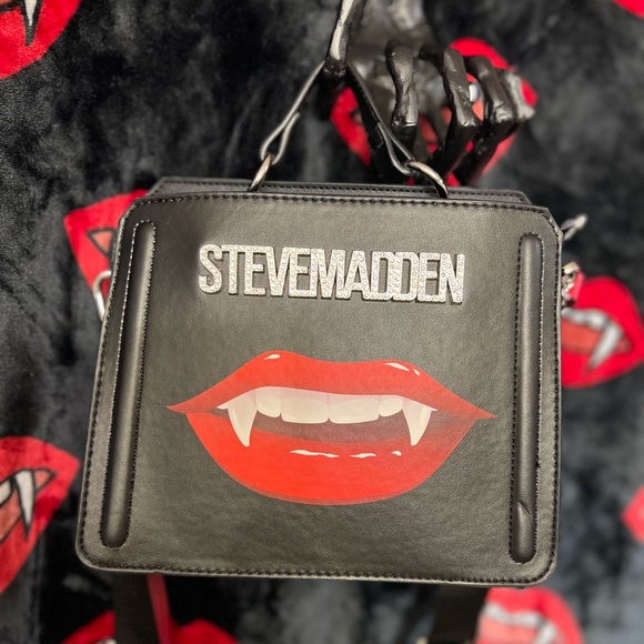💋 🧛♀️ NWT- STEVE MADDEN SUPER CUTE VAMPIRE FANG LIP BEVELYN SATCHEL💋🧛♀️ - Picture 1 of 15